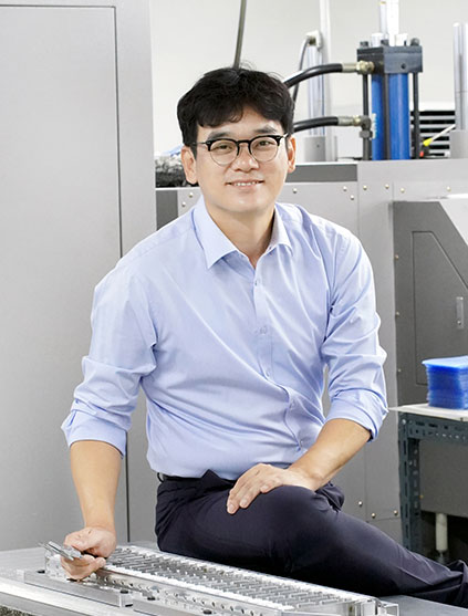 저희는 제품을 만드는 사람들입니다.
                        모든 물건에는 만드는 사람의 생각과 마음이 담겨져 있다고 생각합니다.
                        자식은 부모를 닮고, 예술 작품이 만든이를 닮듯 저희가 만들고 있는 모든 제품들에는
                        디스크닥터 구성원들의 생각과 마음이 반영되어 있다고 믿습니다.
                        그래서 우리는 언제나 정직한 마음으로 좋은 제품을 만들기 위해 노력합니다.
                        혹시나 우리의 부족함이 제품에 나타나지 않을까 걱정하면서 많은 사람들의 건강을 생각하는 마음을
                        우리가 만드는 제품에 담아내고자 노력해왔습니다.
                        저희가 20년 넘게 시장의 무한 경쟁속에서도 이제껏 살아남고 성장할 수 있었던 것은
                        우리의 마음을 고객님들께서 먼저 알아봐주신 덕분이라고 저희는 믿습니다.
                        우리가 최고라는 자부심을 갖기 보다는 최선의 노력과 올곧은 마음 가짐으로 한결 같이 나아가겠습니다.
                        보다 건강하고 바른 제품으로 많은 사람들에게 도움을 주는 제품을 전하며 사회와 이웃에 보탬이 되겠습니다.
                        바른 마음으로 올바른 제품을 만드는 따뜻한 기업 디스크닥터의 미래에 고객님의 따스한 충고와 격려를 부탁드립니다.
                        감사합니다.
                        대표이사 장기용 올림